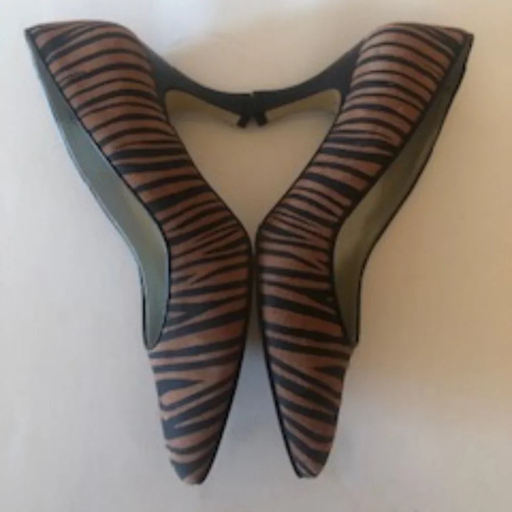 Fashion Influences Leopard print leather high heels. Size: 7.5